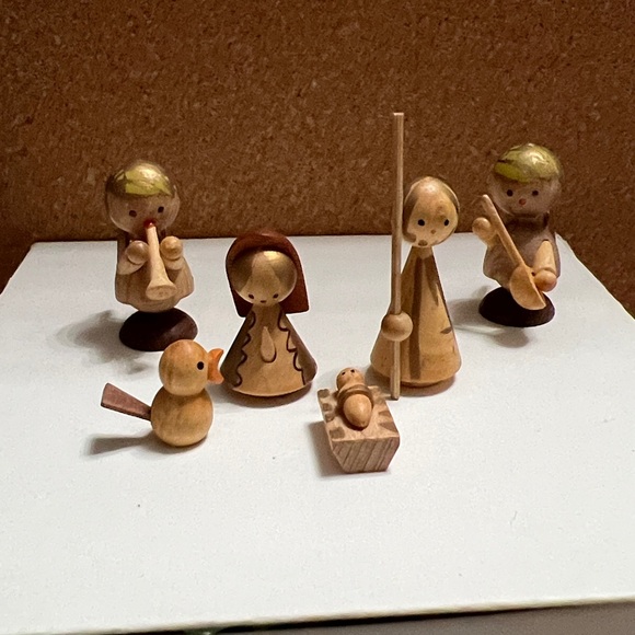Miniature Musical Angel & Nativity Sets - Picture 9 of 12
